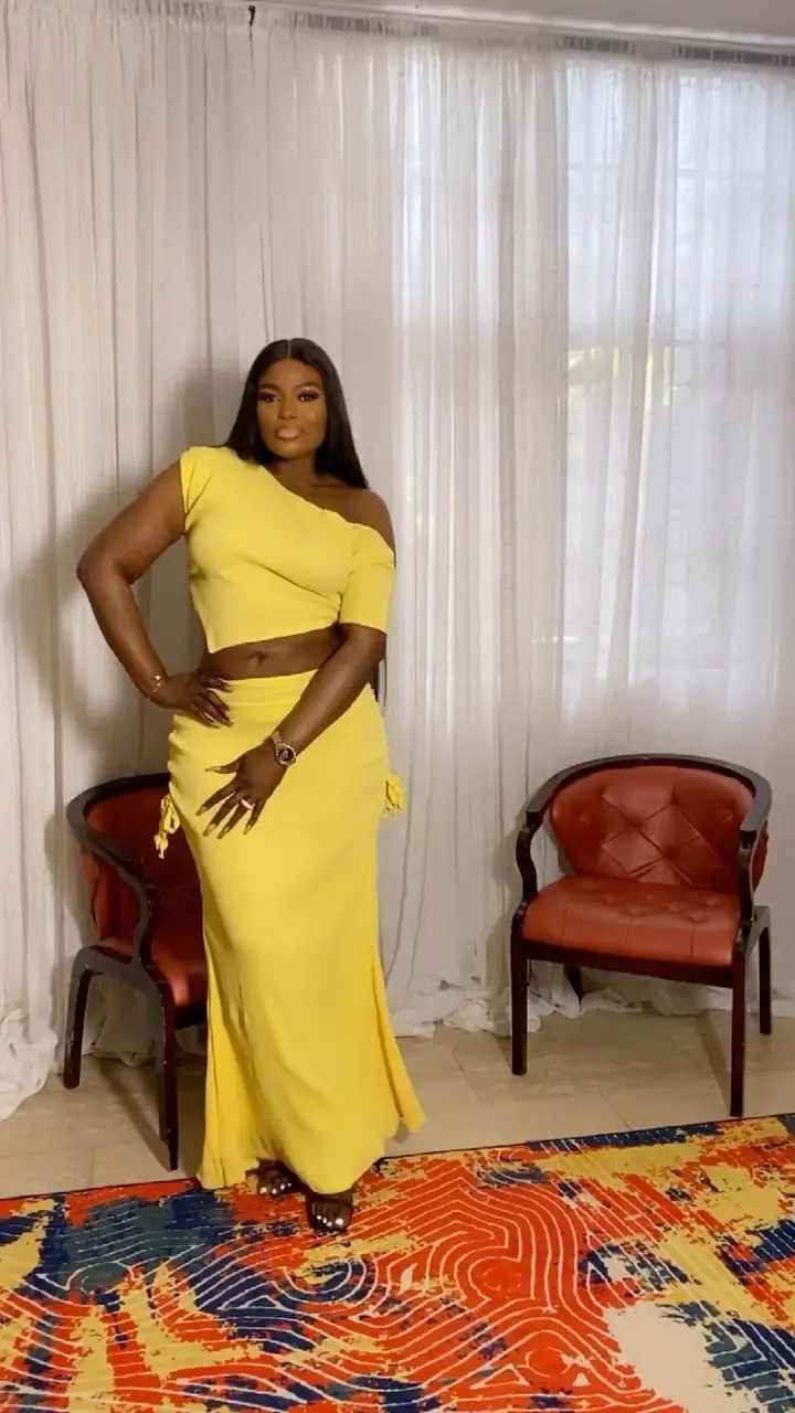 Off-shoulder top & skirt set — Yellow